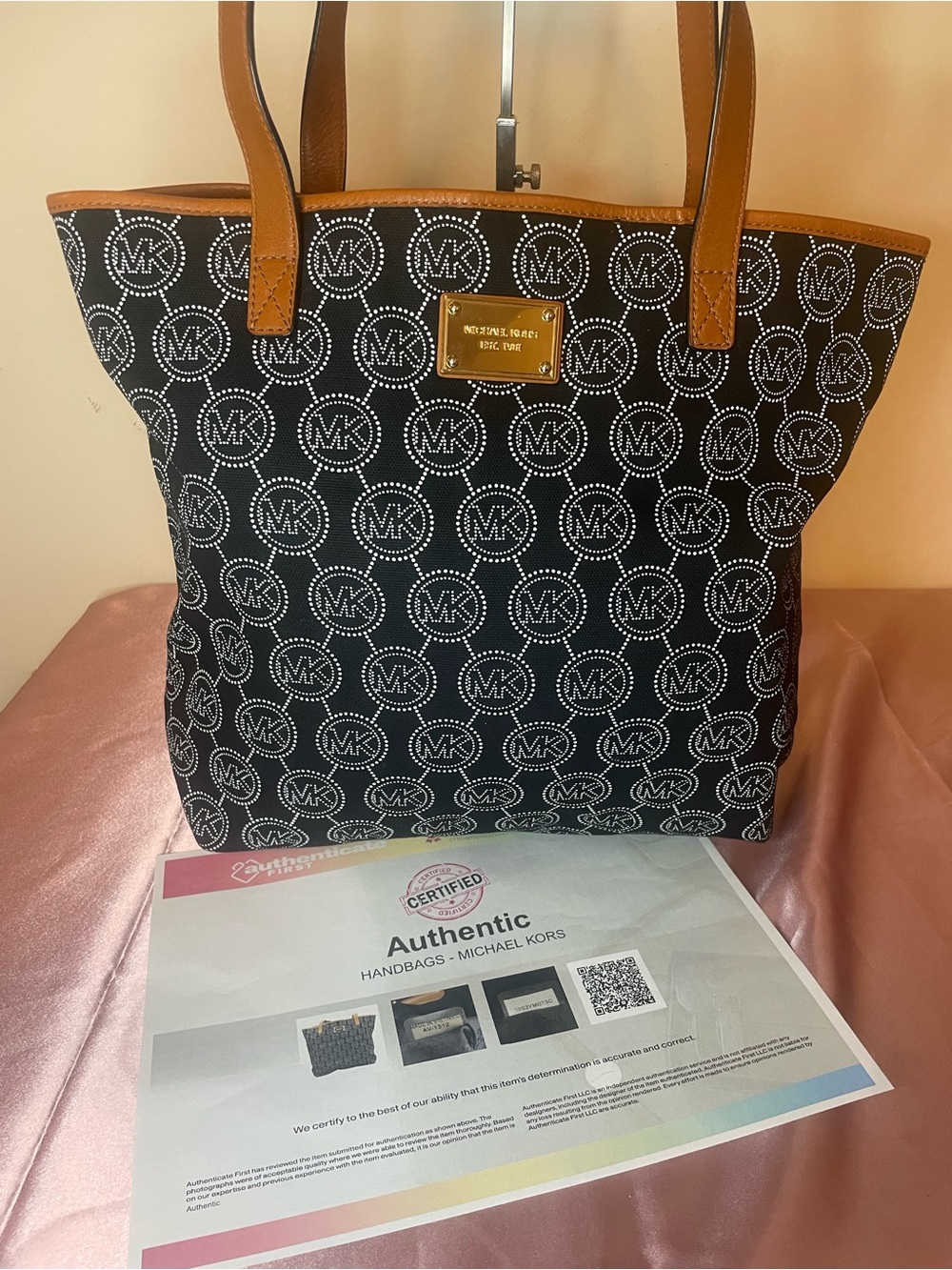 Authentic Michael Kors Purse#088NCOA Signature Logo Black and White Tote Purse